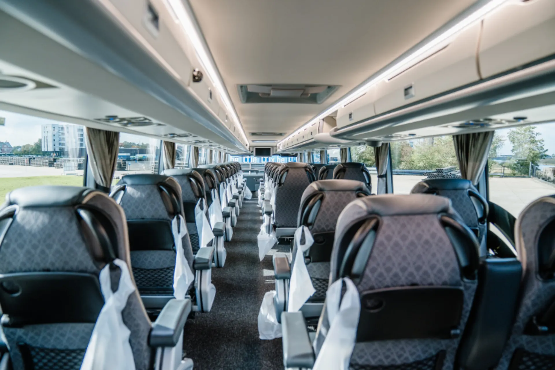 Vanaf achterin de bus een foto genomen van de binnenkant van een first class bus