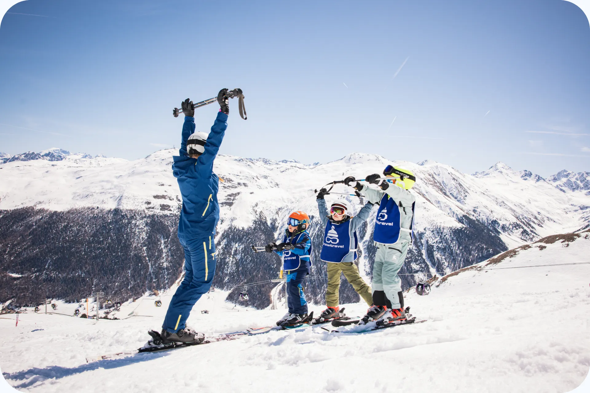 Ski leraar met ski kinderen