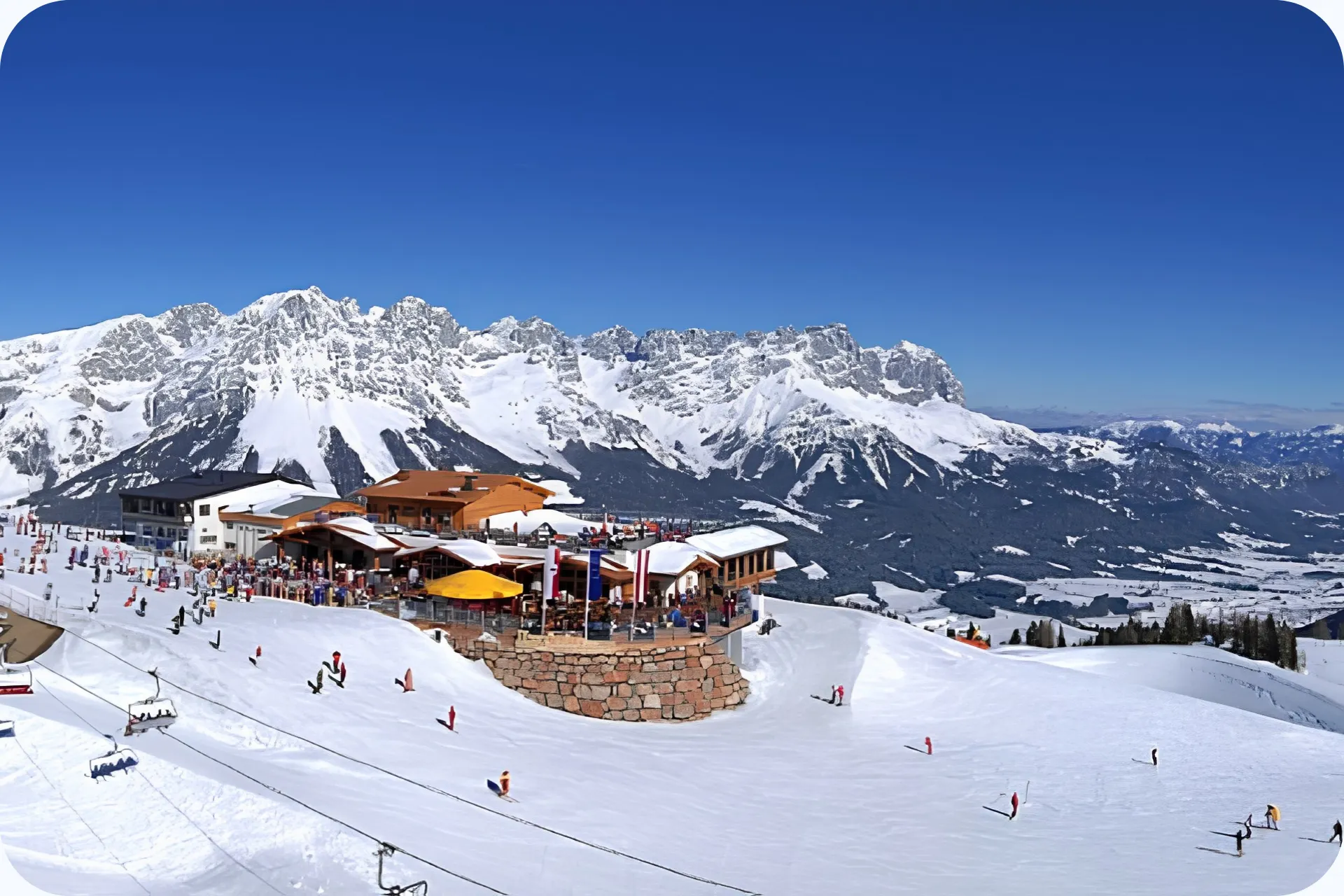 Een skihut naast de piste waar mensen kunnen lunchen en uitrusten in Ellmau.