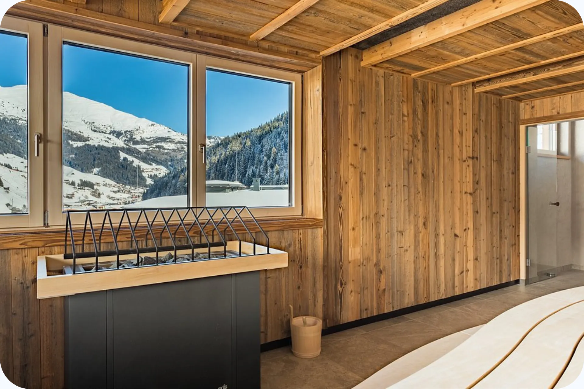 Een finse sauna met uitzicht op de bergen in Zillertal Hintertux. 