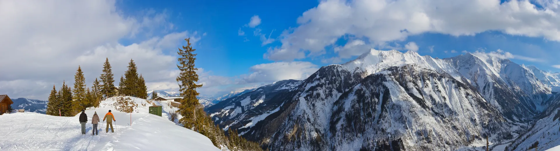 Skiërs die genieten van het prachtige uitzicht vanaf een berg in Kaprun.