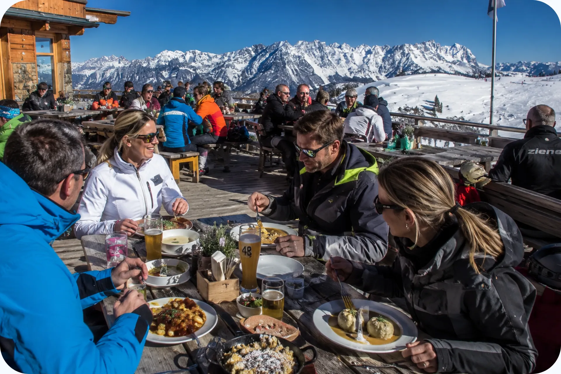 Skiërs die aan het lunchen zijn in een skihut in SkiWelt Wilder Kaiser-Brixental