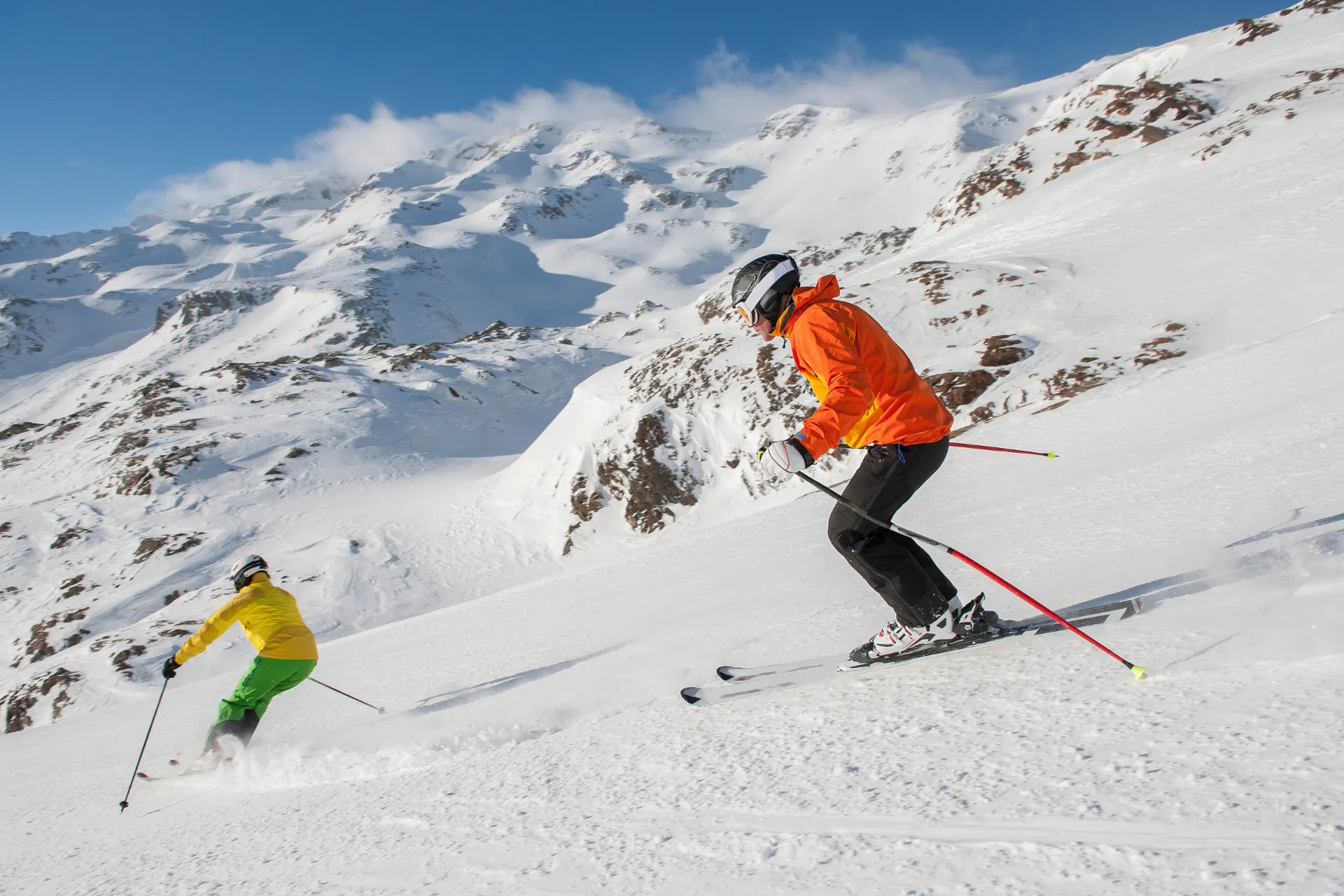 Man en vrouw ski van de piste af. 