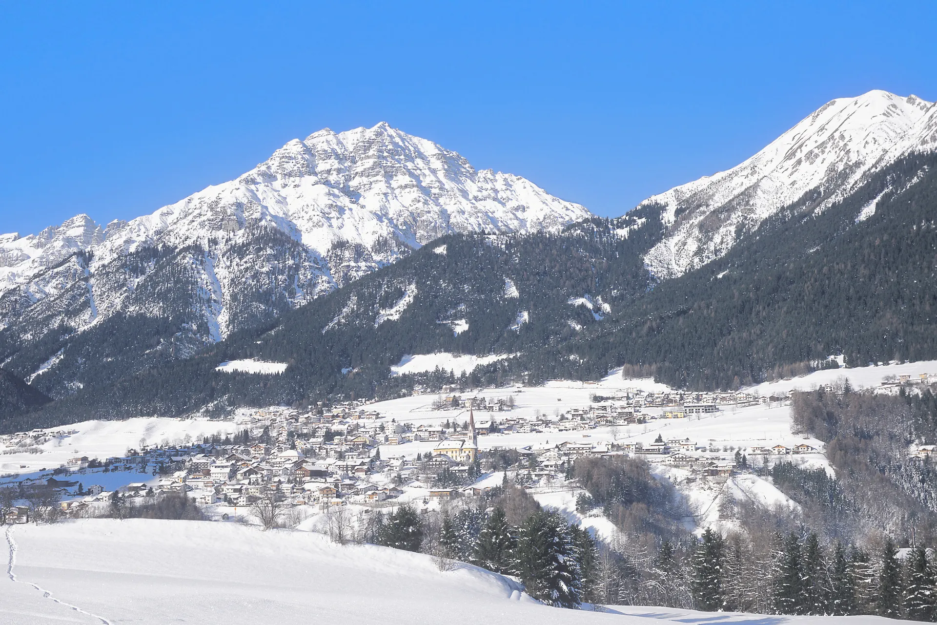 Besneeuwd skigebied Stubaital in Oostenrijk