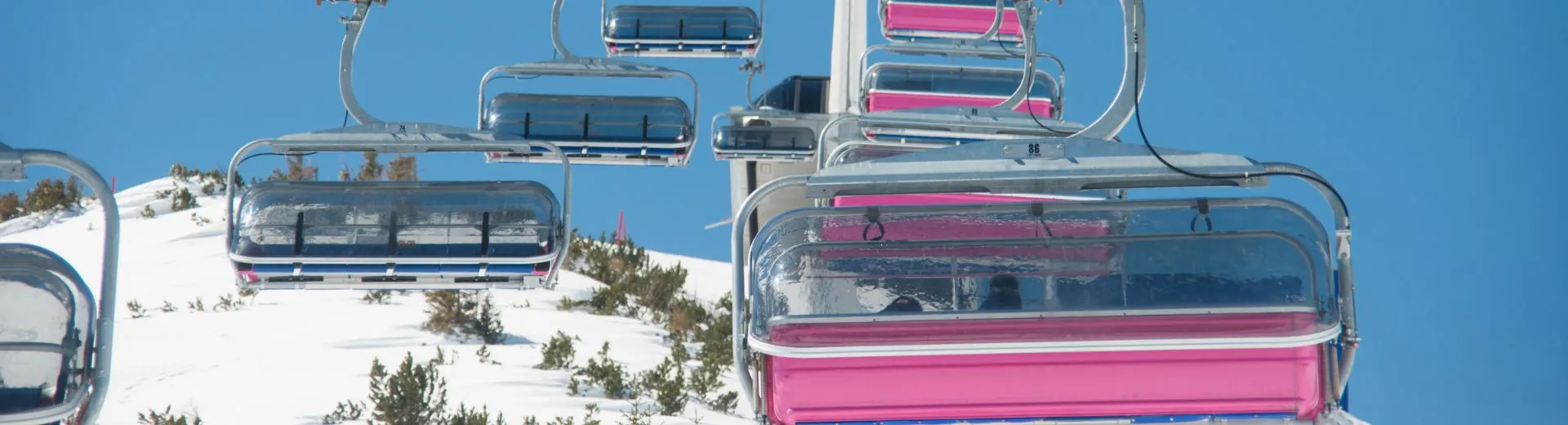 Roze skilift in het skigebied Achensee in Oostenrijk