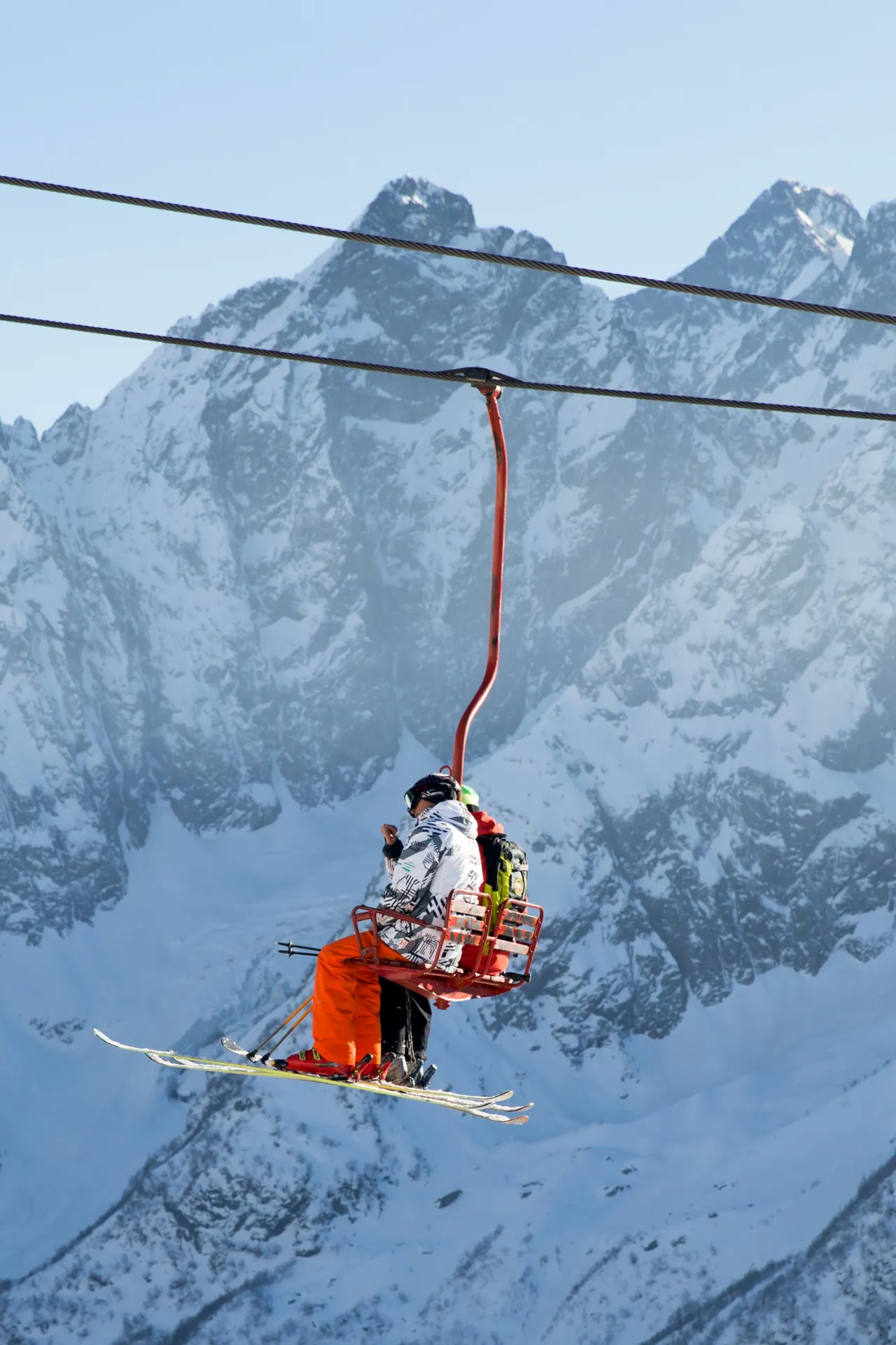 Mensen in een skilift onderweg naar boven