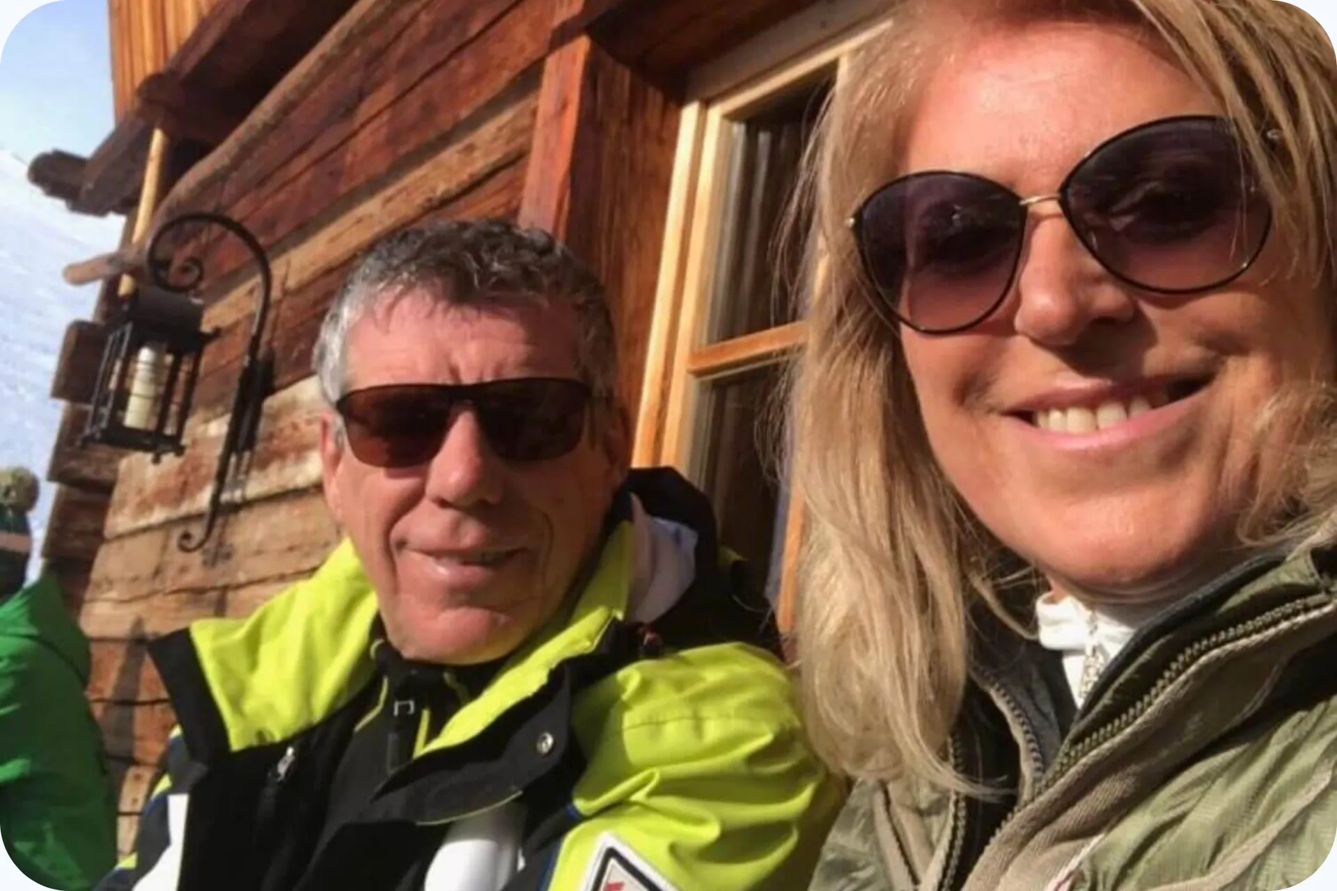 Eigenaar van Staf Cars Paul Cremers met zijn vrouw Annita op skivakantie.