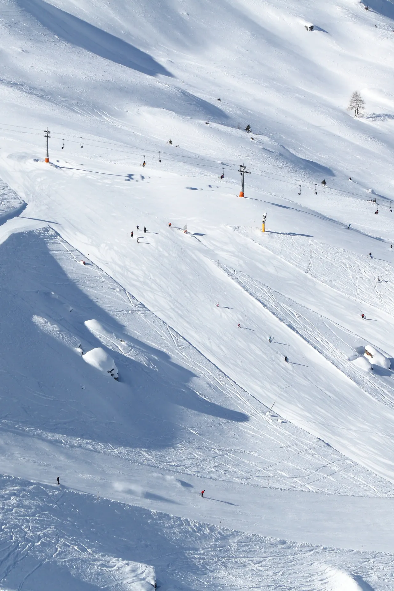 Uitzicht over skiënde mensen op pistes in Bad Gastein