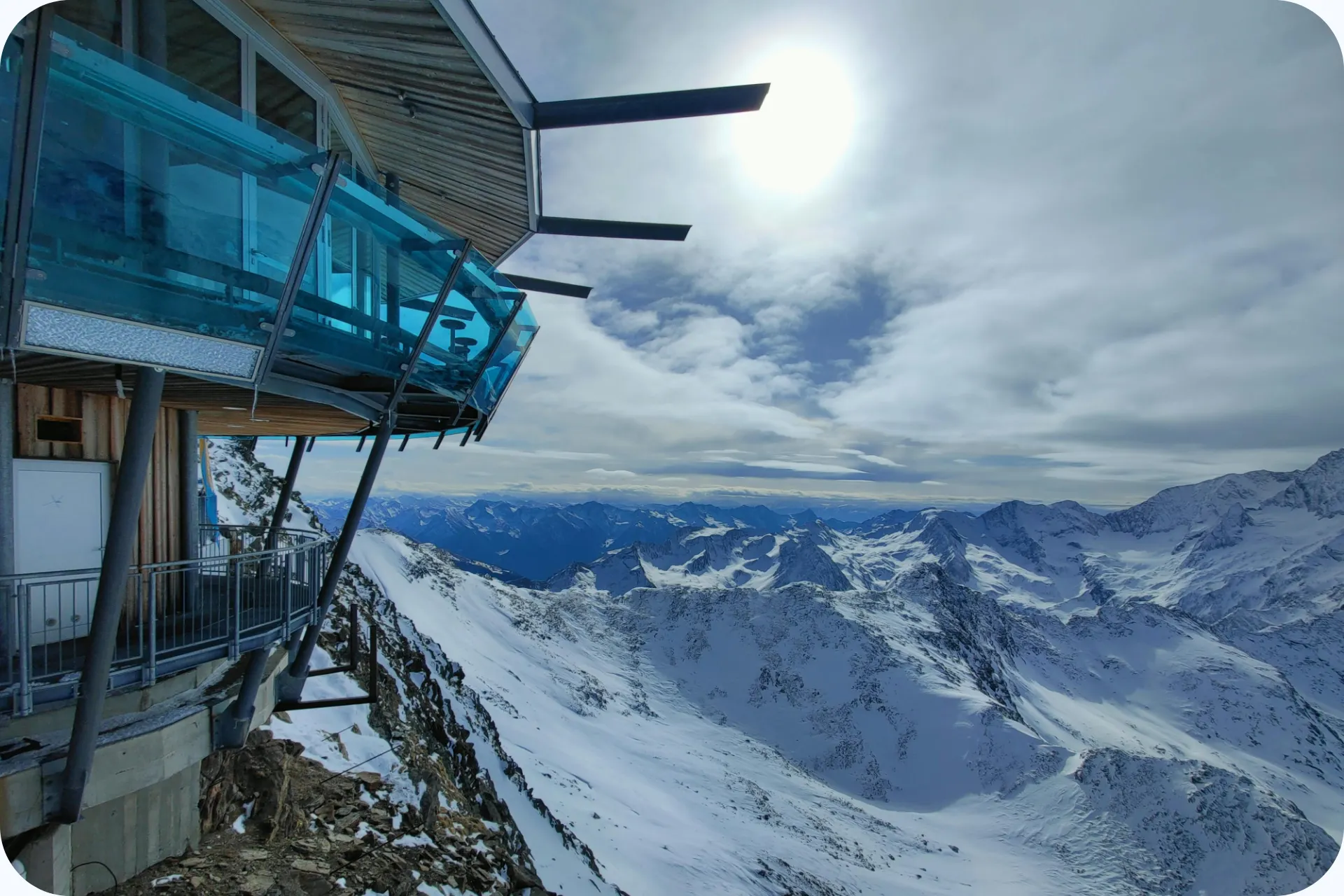 Een deel van het Top Mountain Star Restaurant op de Wurmkogl met het panoramische uitzicht over het skigebied.