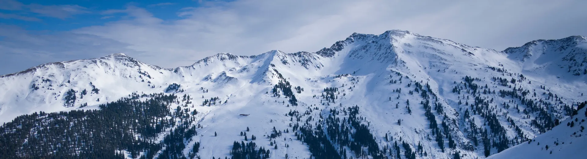 Besneeuwde bergtoppen van Ski Juwel Alpbachtal Wildschonau