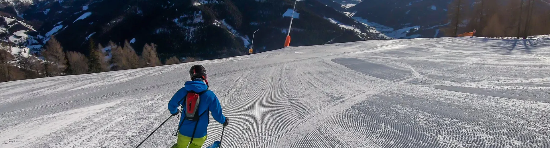 Een skiër die de piste afgaat