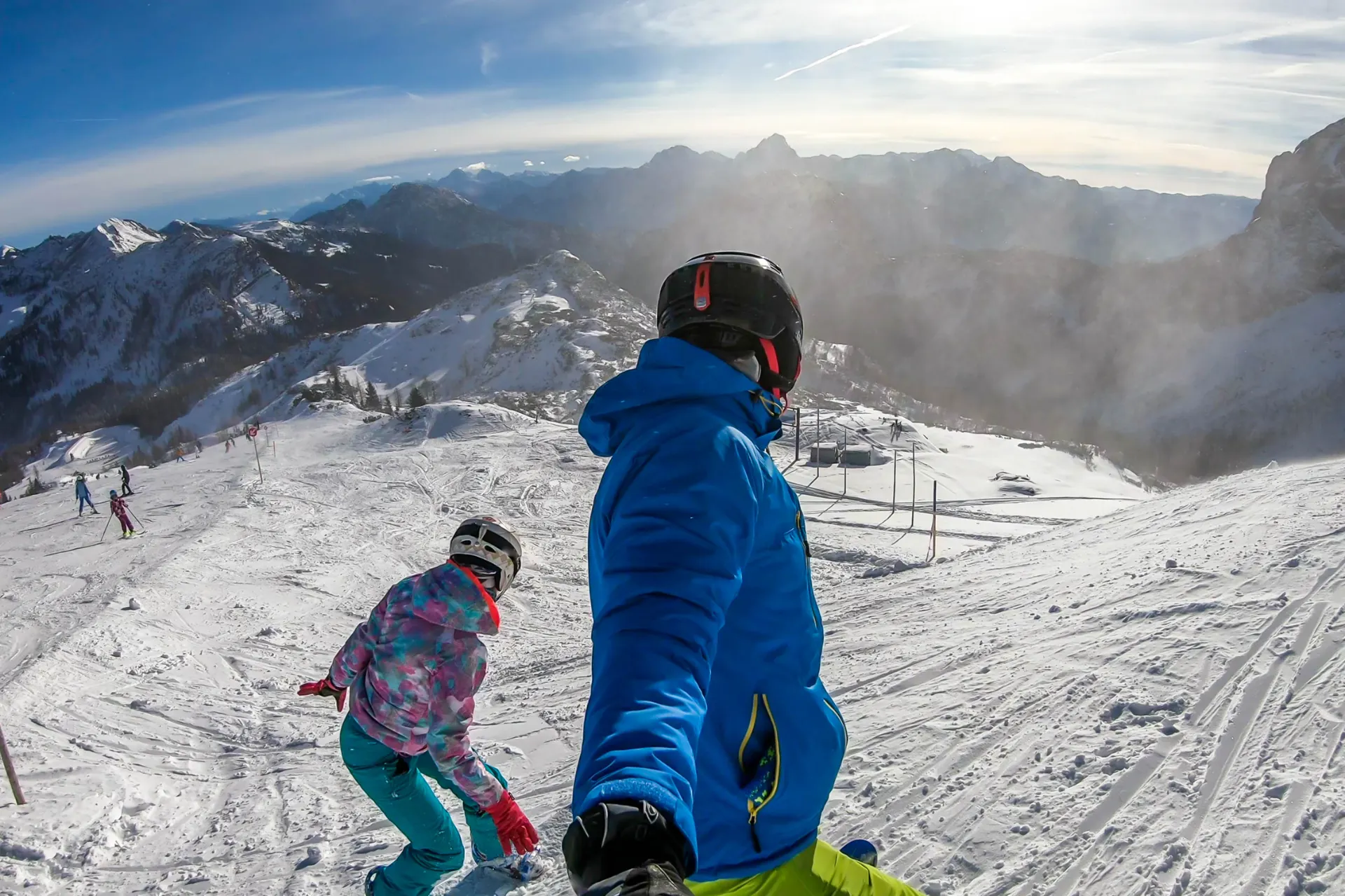 Twee snowboarders die de afdaling inzetten in Nassfeld