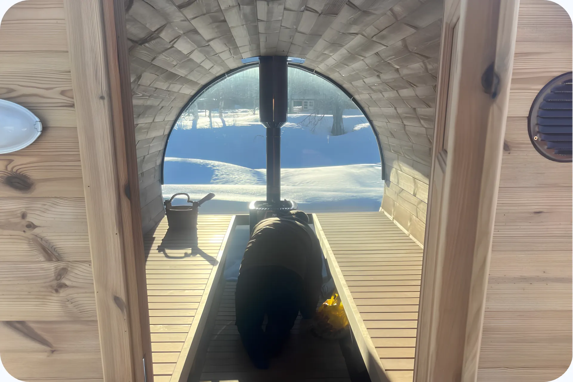 Foto van een sauna middenin de sneeuw