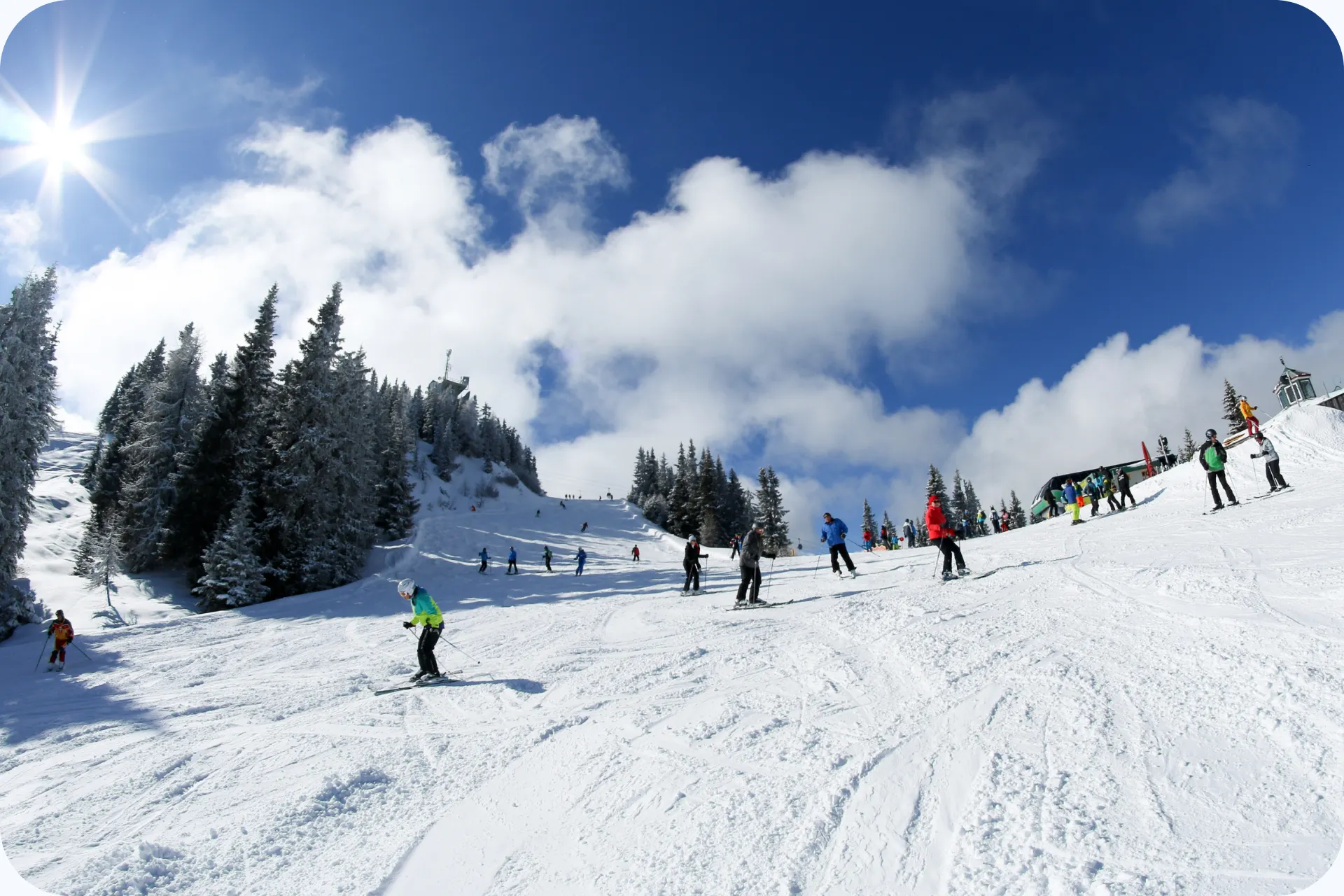 Skiërs die de piste afgaan in SkiWelt Wilder Kaiser-Brixental