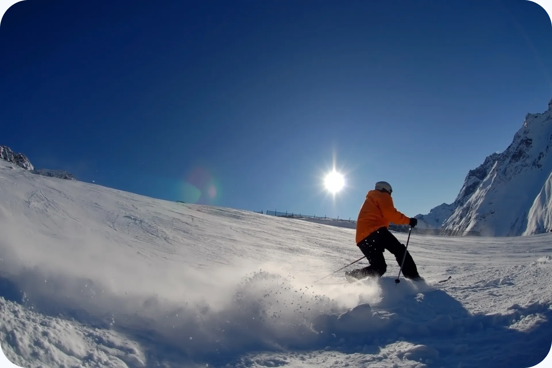 Man die aan het skiën is rond de omgeving Lech / St. Anton in Oostenrijk.