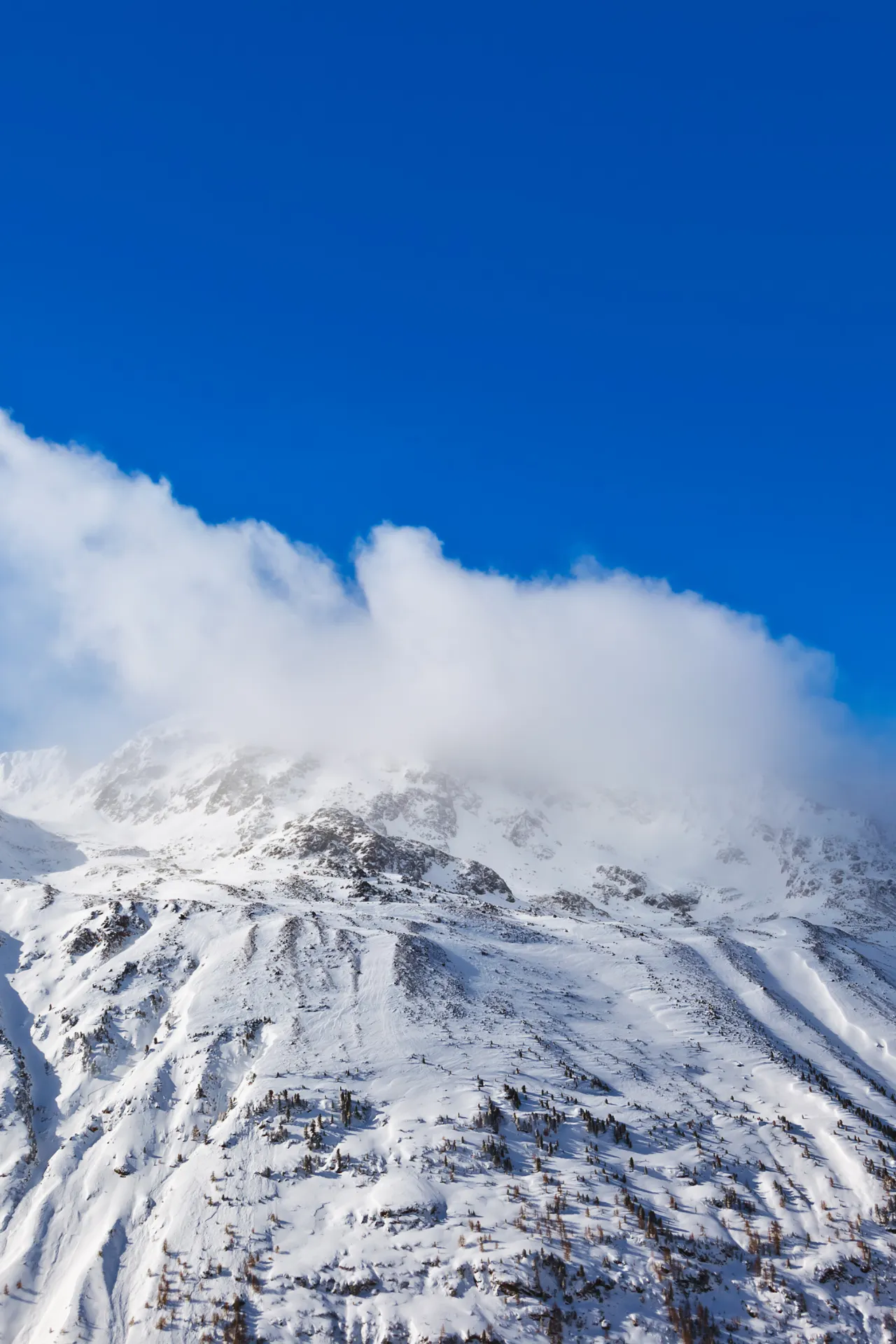 Top van de berg in de wolken