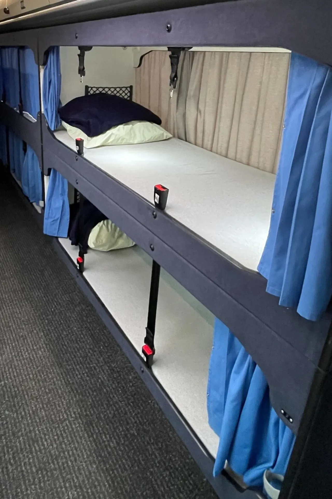Twee 1-persoons bedden boven elkaar in een dream class bus