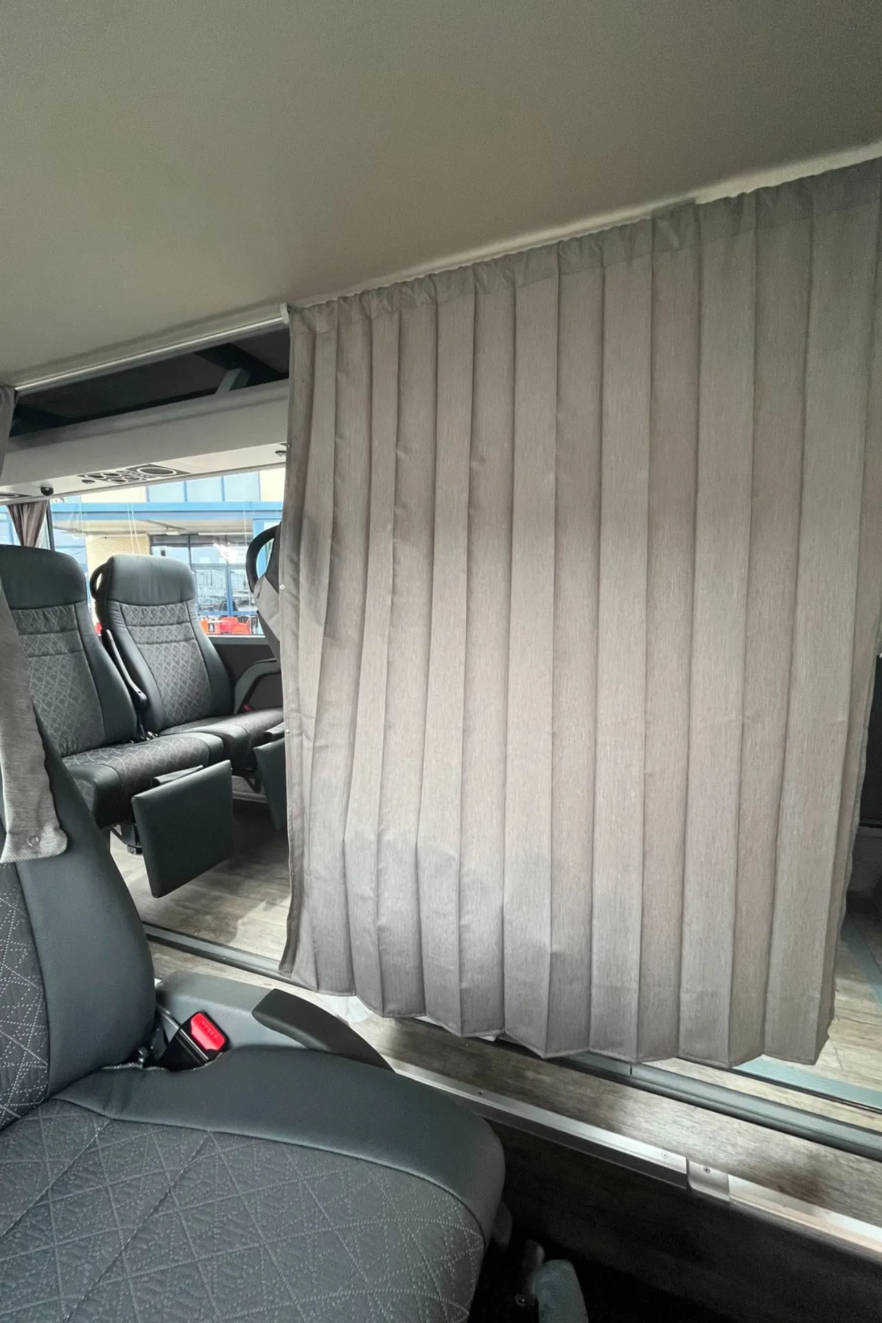 Het gordijn in een Premium Class bus dat dicht is