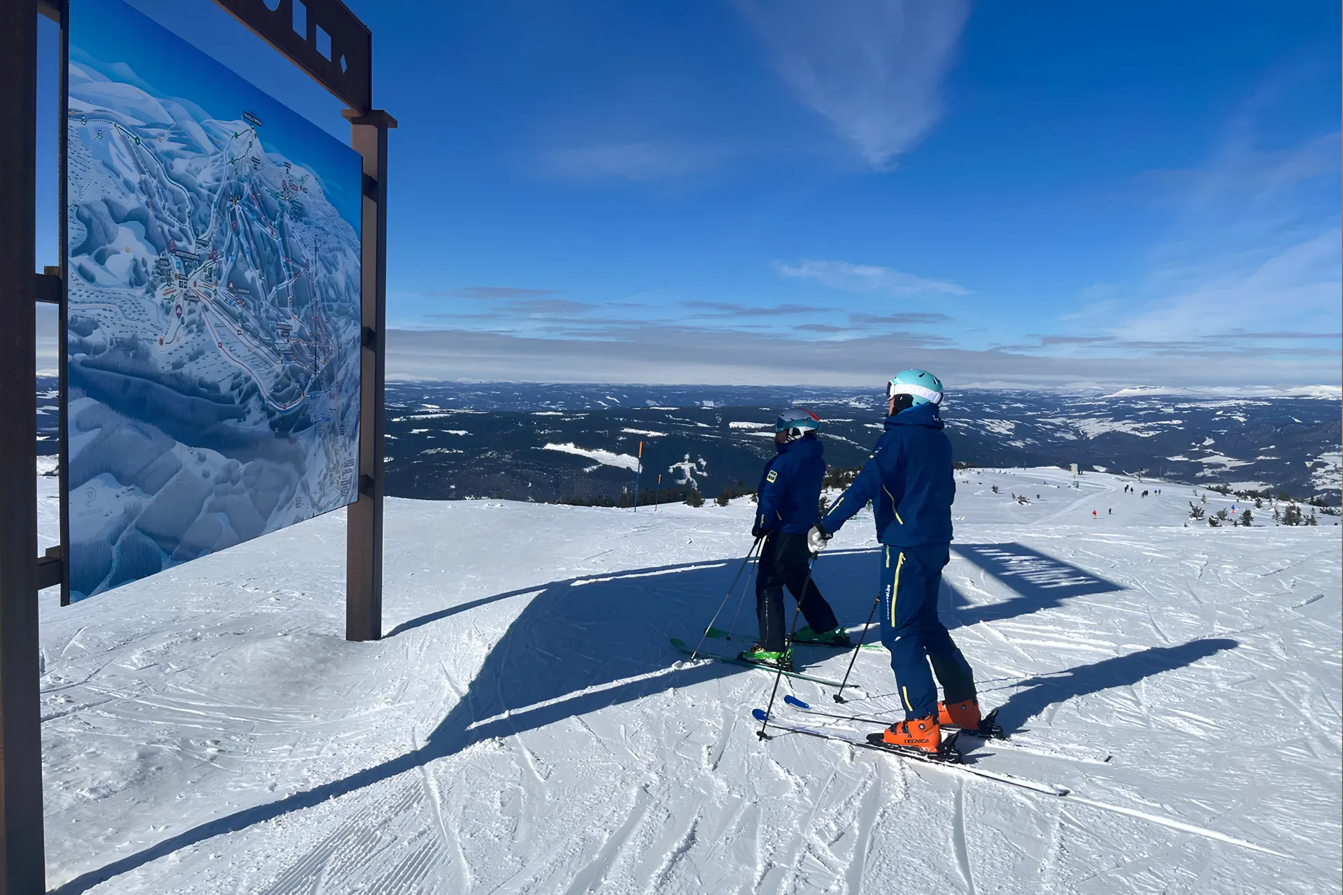 Foto van skimonitoren op een berg in Noorwegen kijken naar de skimap