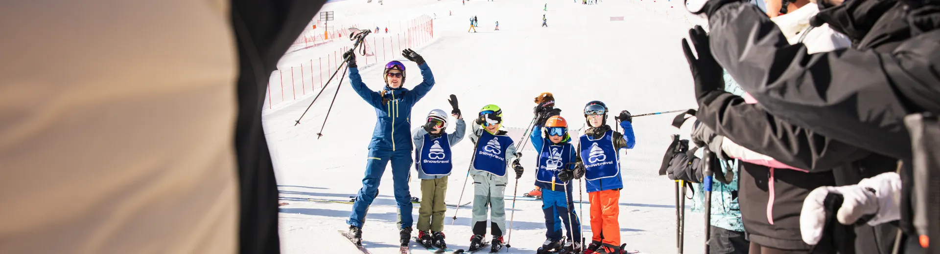 Banner - kinderen worden uitgezwaaid door ouders 