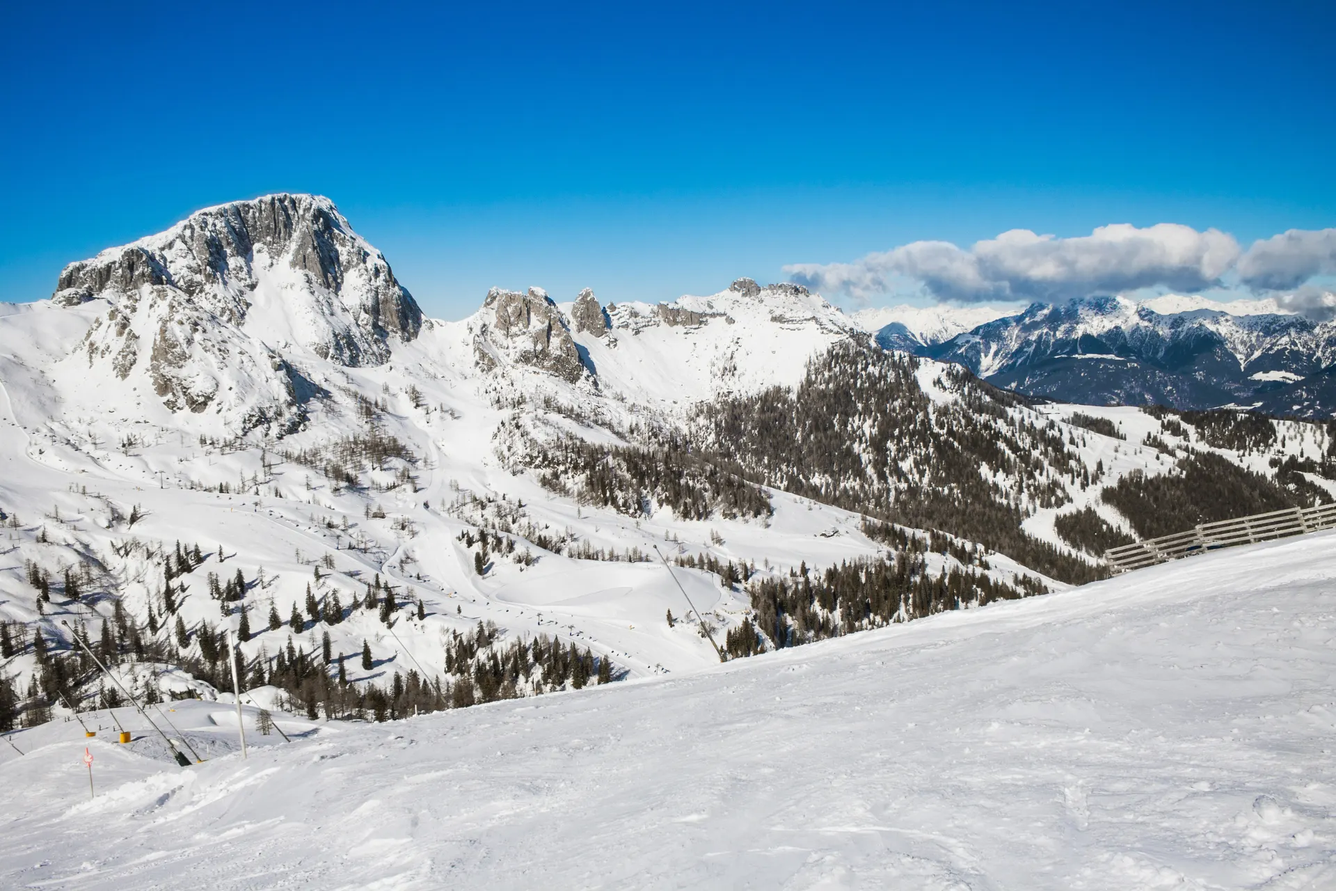 Nassfeld piste met een blauwe lucht en veel sneeuw