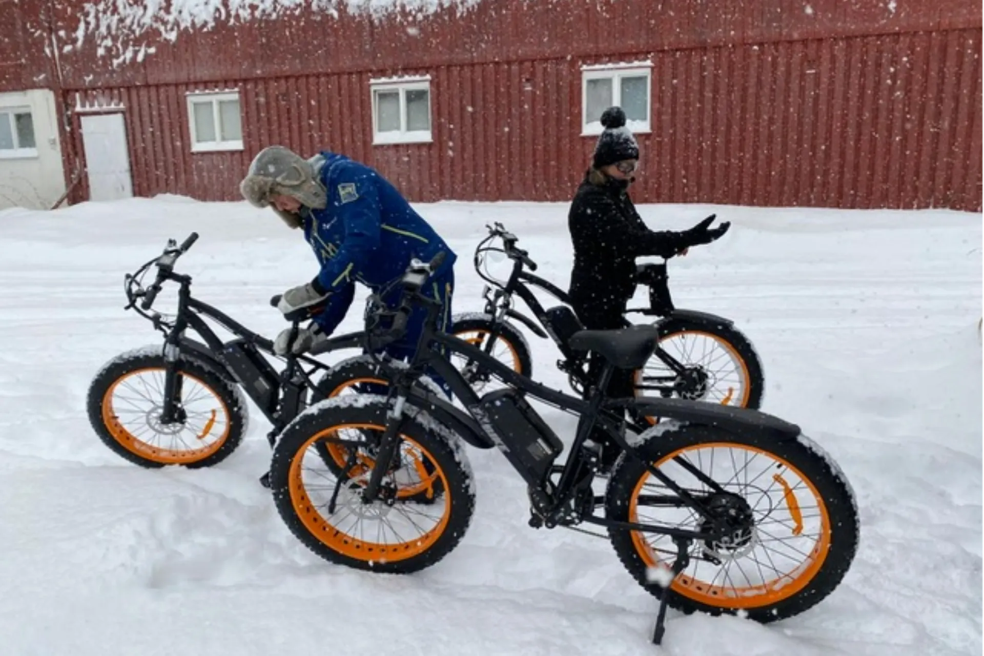 Fietsen in de sneeuw, staan klaar voor een fietstocht door de sneeuw in Noorwegen