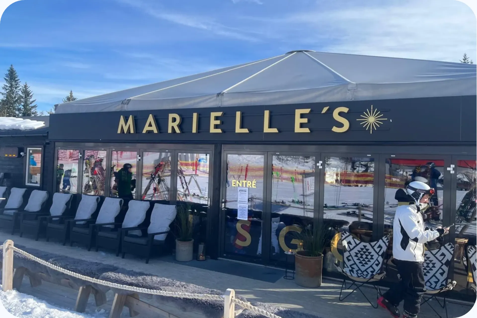Buitenaanzicht van een restaurant in Noorwegen met de naam Marielle's