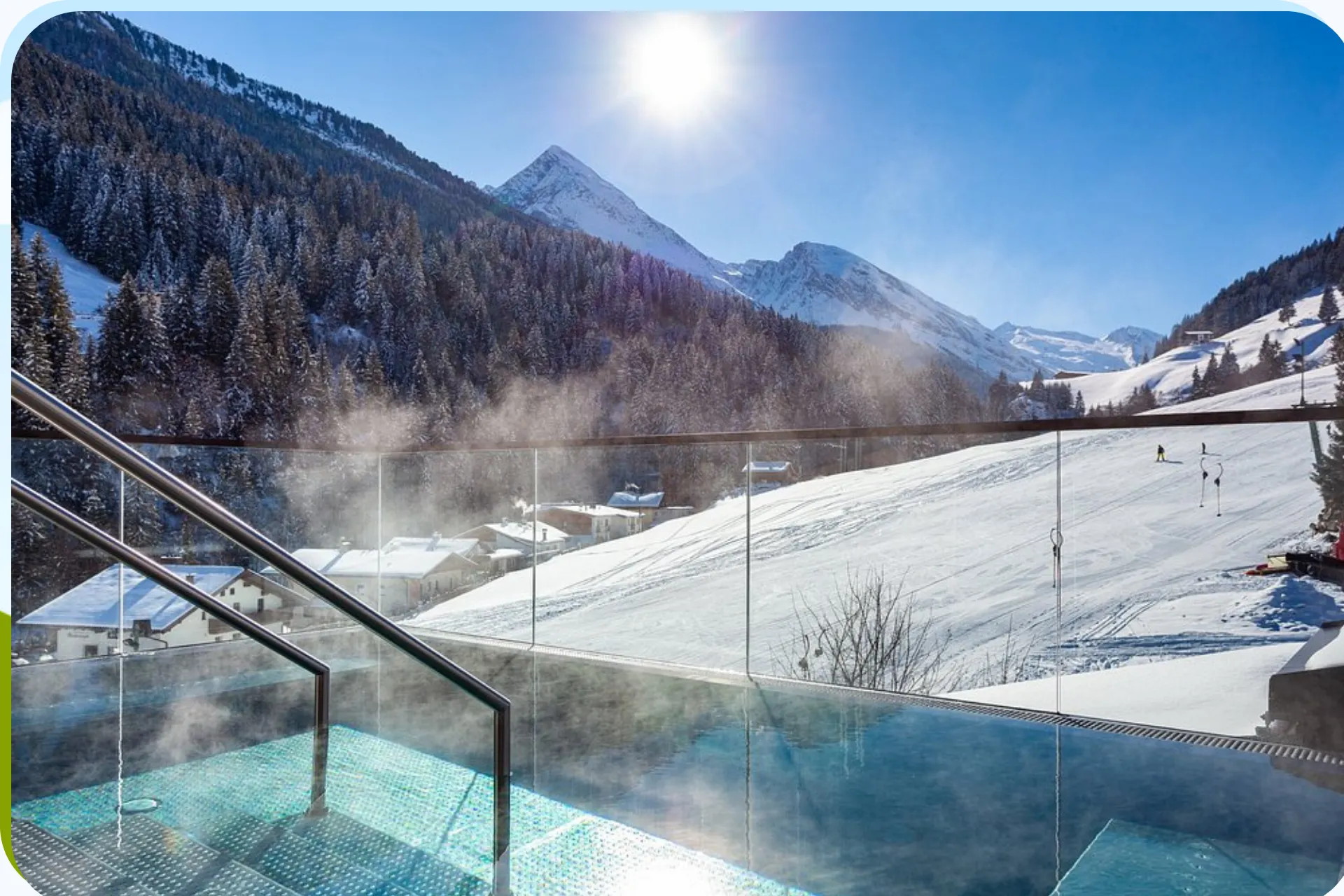 Een verwarmd buitenbad met een prachtig uitzicht op de piste bij een hotel in Hintertux.