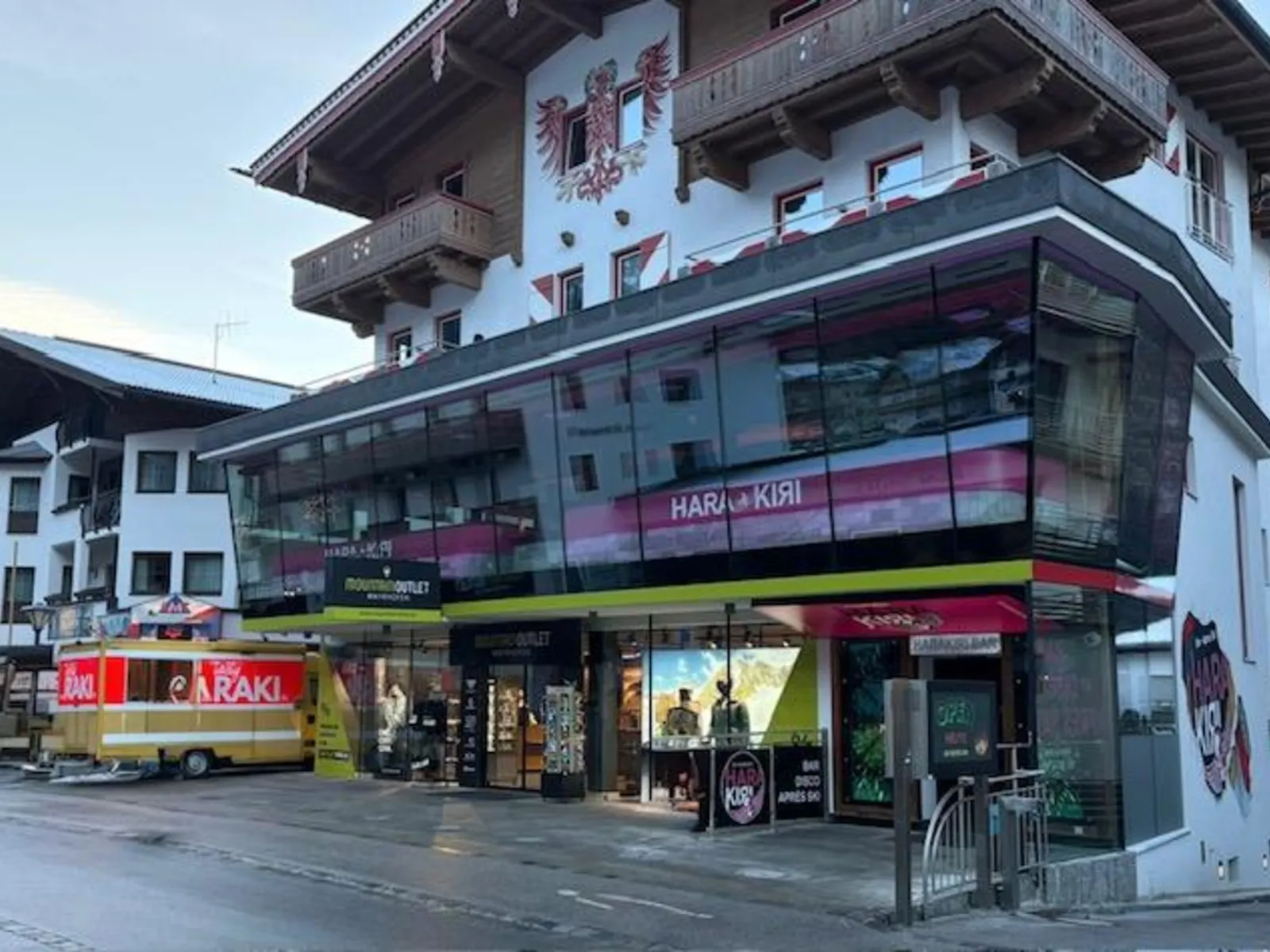 HARAKIRI SELF CHECK IN - Buitenaanzicht