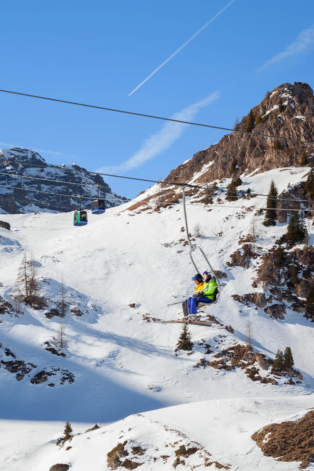 Skiliften in het skigebied Arabba in Italië. 
