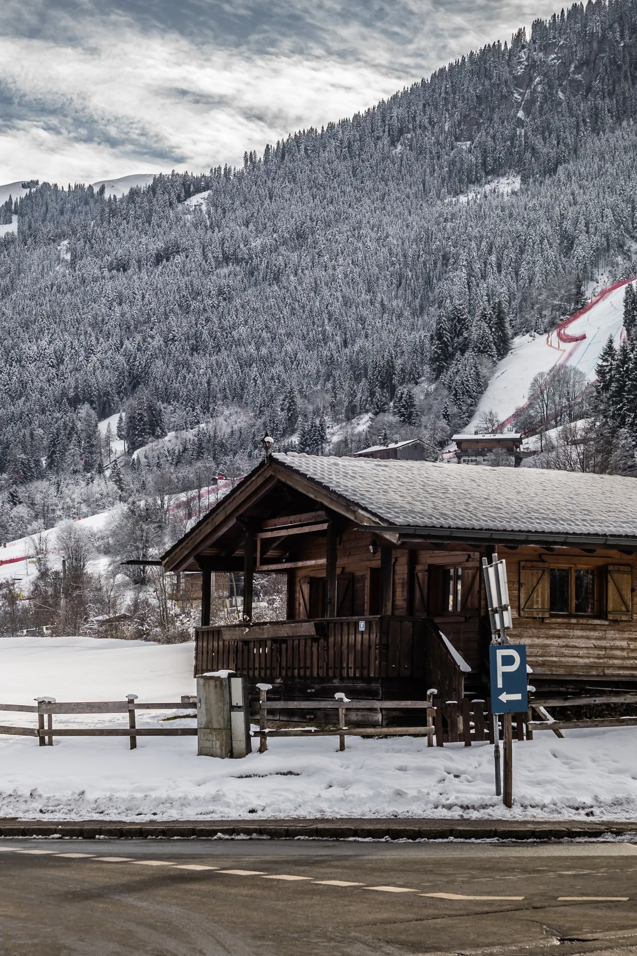 Op de voorgrond een houten hutje, op de achtergrond de bergen in Aurach bei Kitzbühel