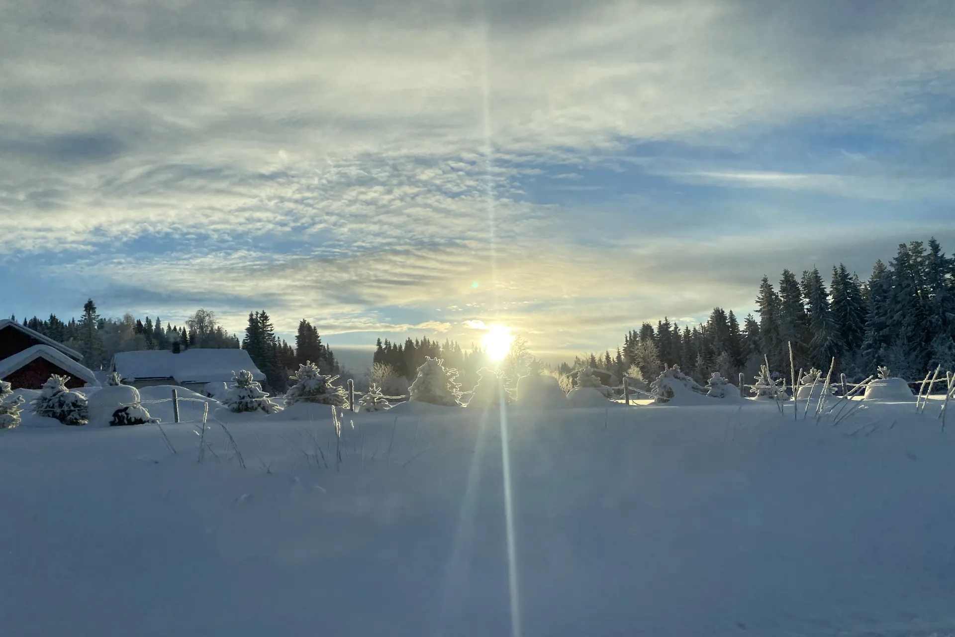 Uitzicht over het witte landschap van een plaatsje in Noorwegen.
