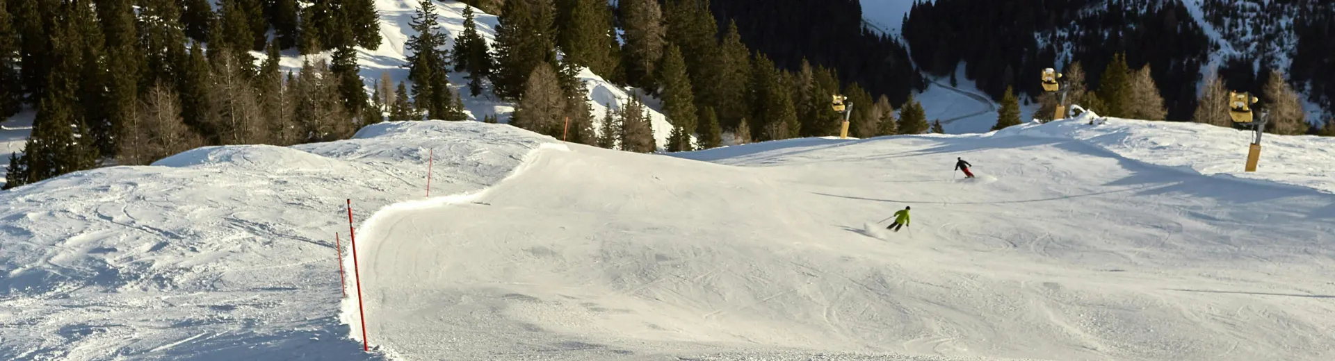 Twee skiërs die van de piste afgaan in Schladming.