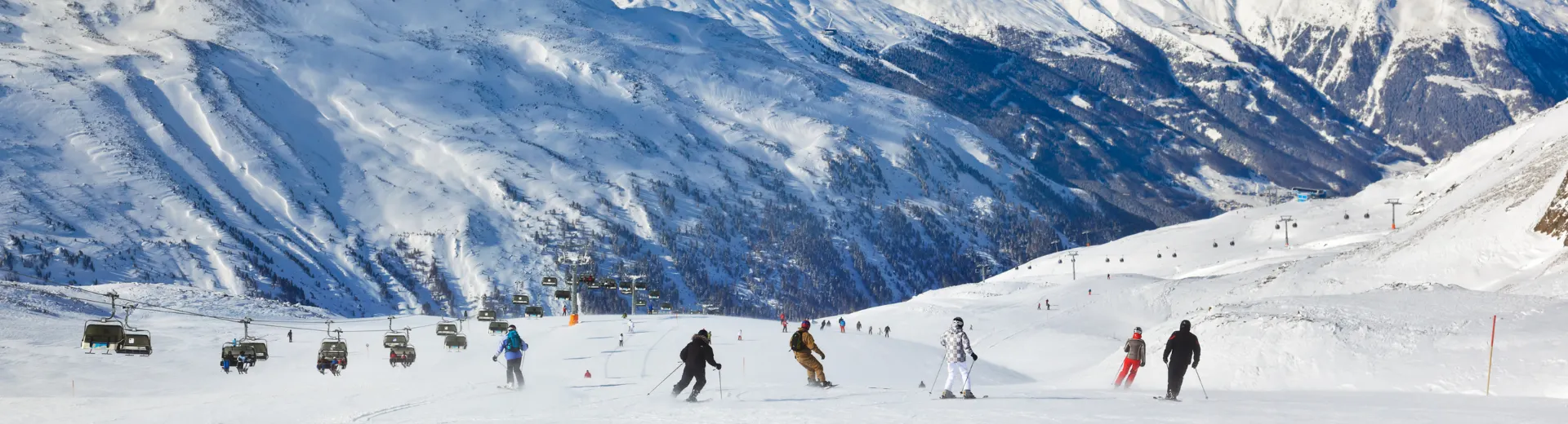 skigebied met skiërs en snowboarders