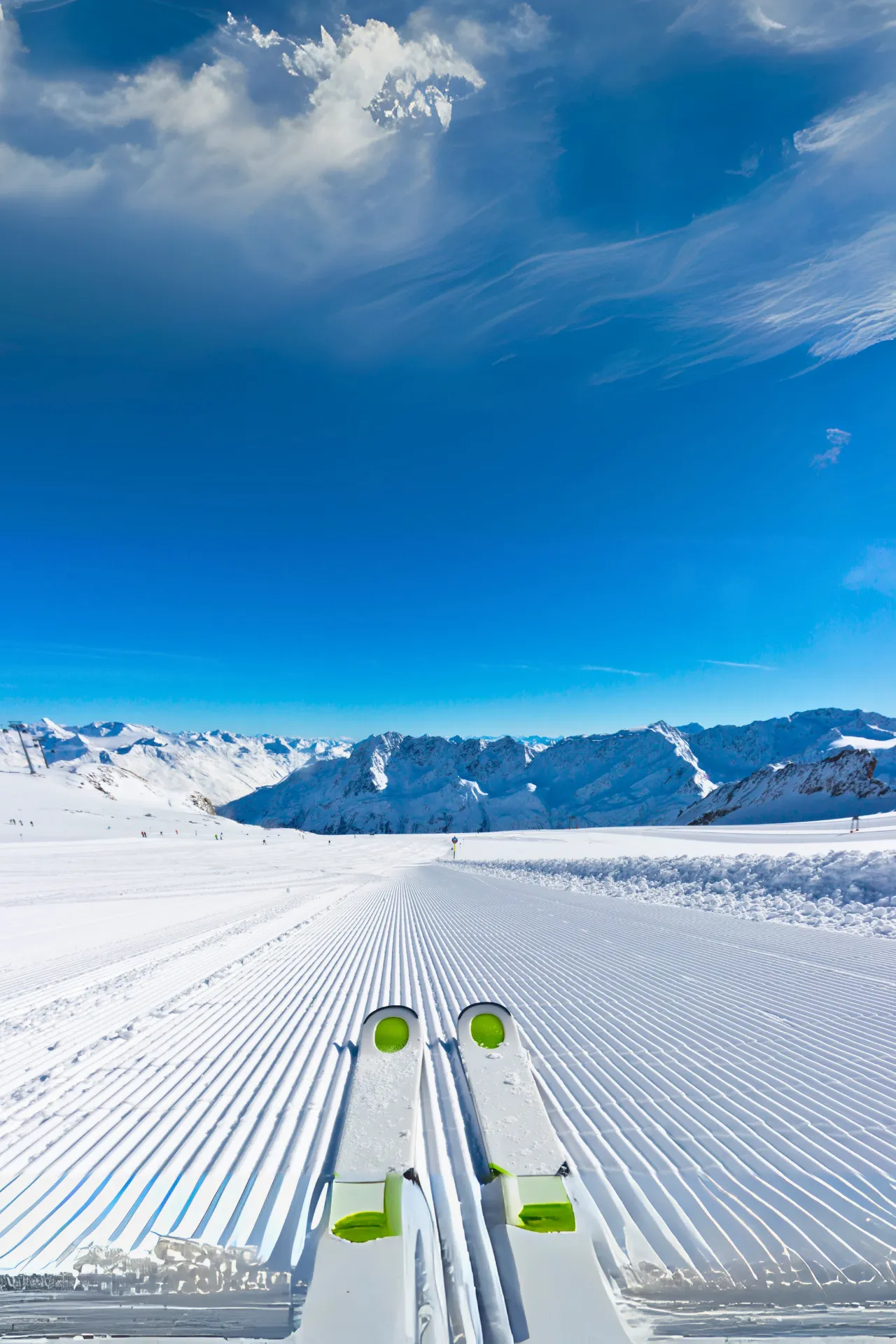 Groene piste op vers geprepareerde sneeuw.