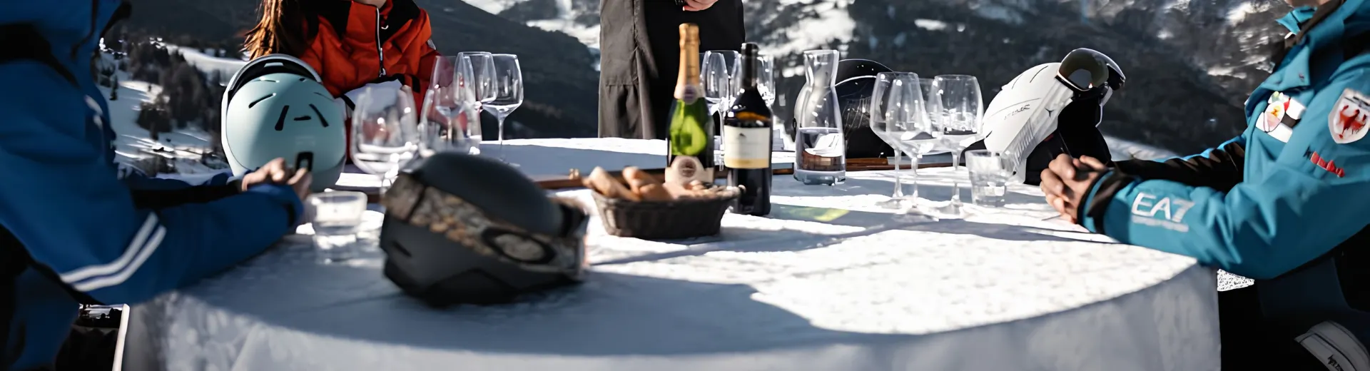 Een wijnproeverij op de piste aan een ronde tafel.