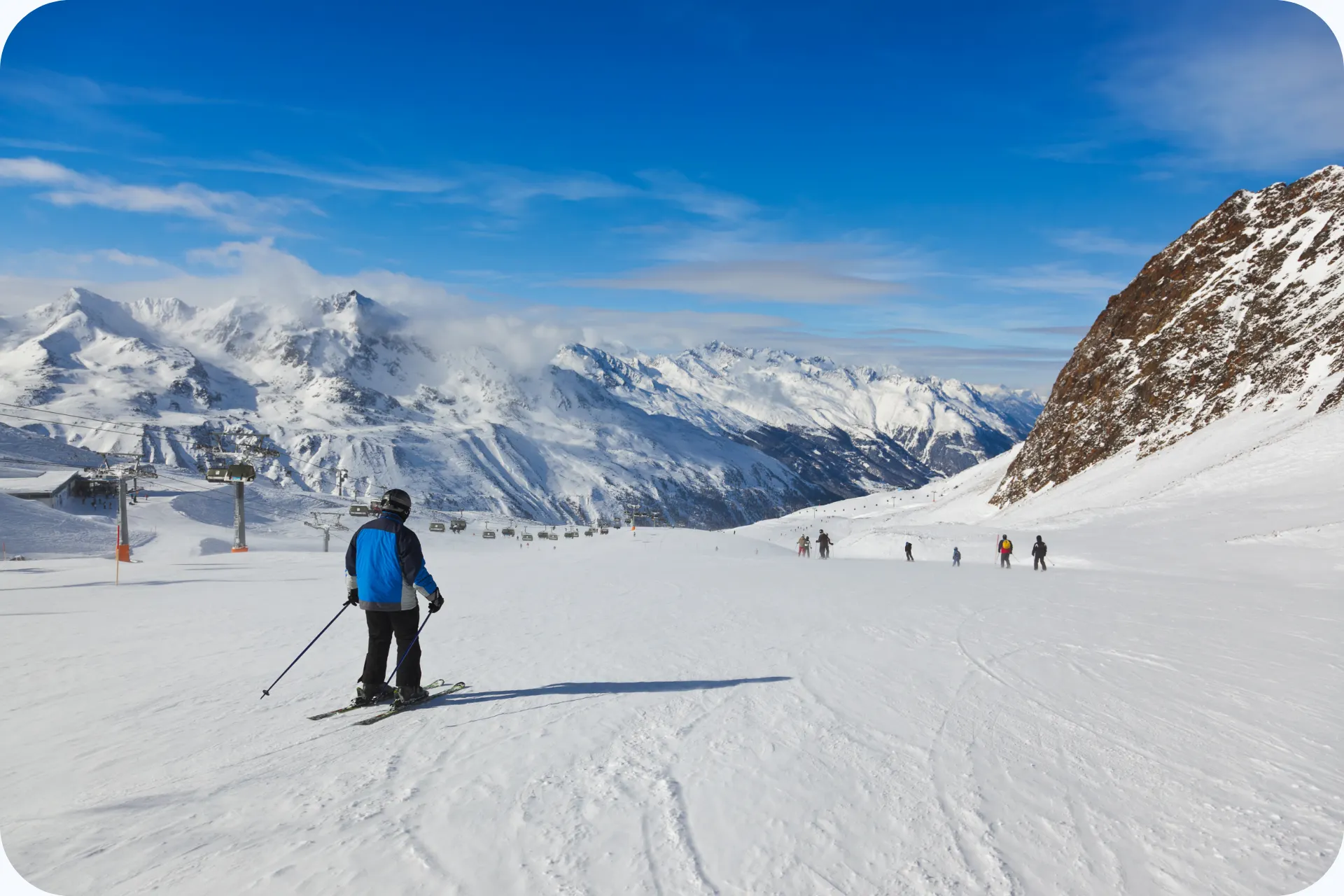 Skiërs die van een brede piste afgaan in Hochgurgl.