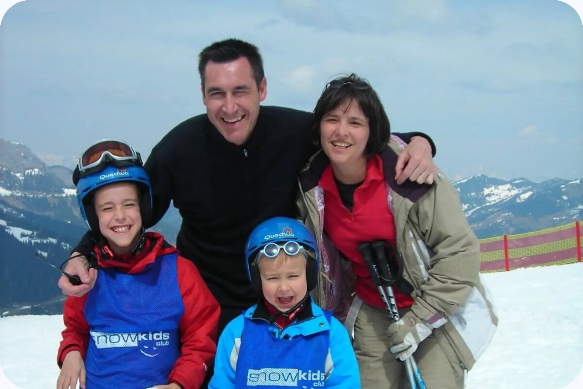 Een foto van Piet Vannoppen en zijn gezin jaren geleden tijdens een skivakantie met Snowtravel.