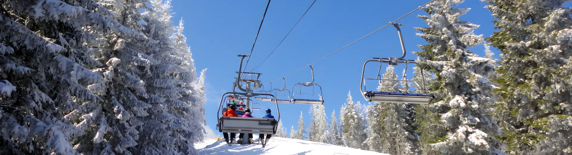 Skiliften onderweg met mensen de pistes op