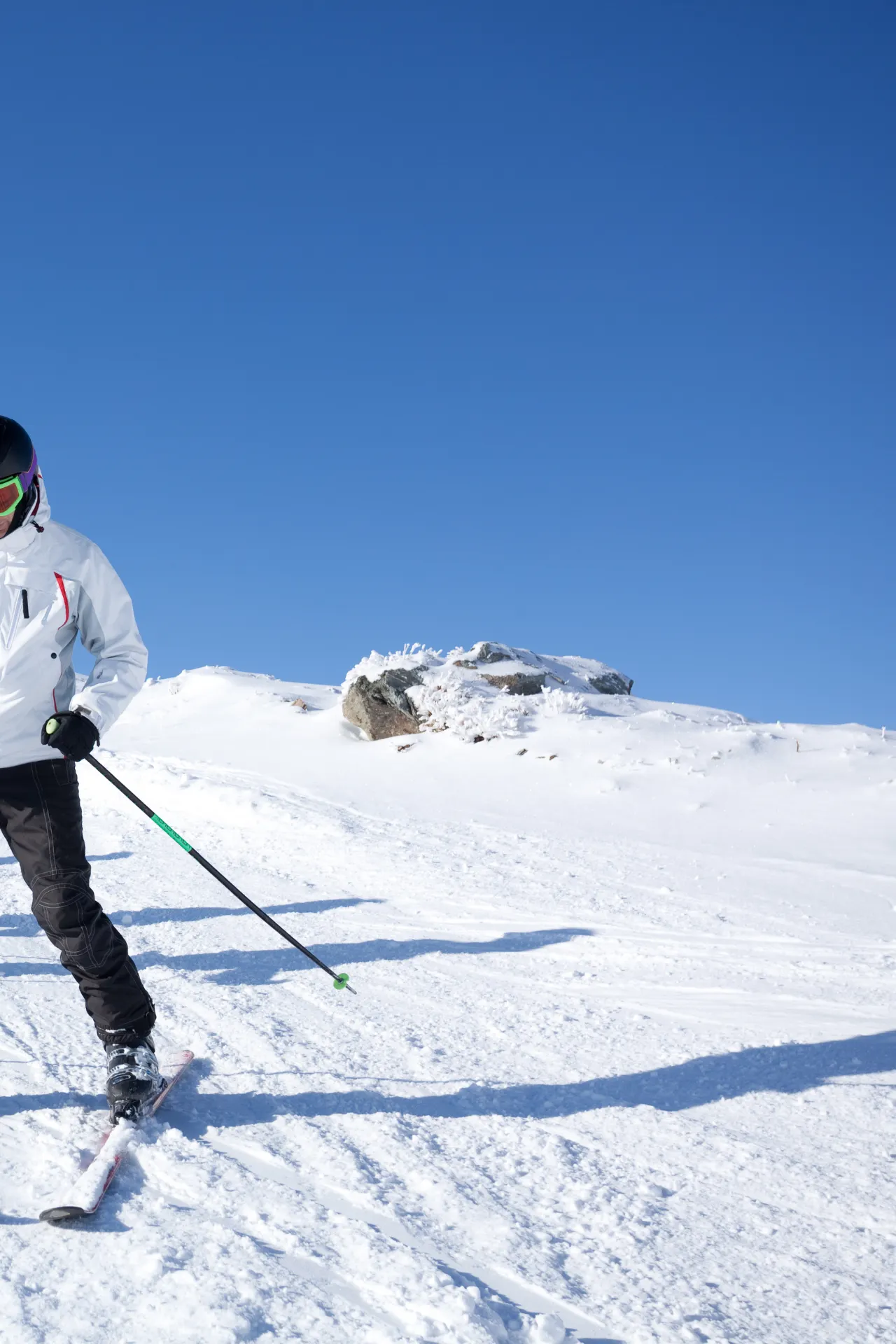 Man die de piste af aan het skiën is in Oostenrijk